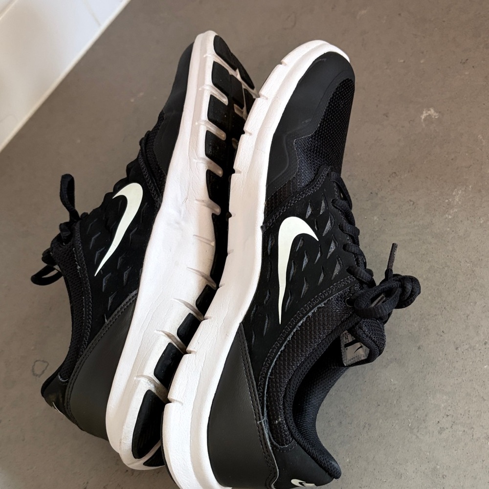 Nike Black and White Running Shoes - Picture 4 of 7